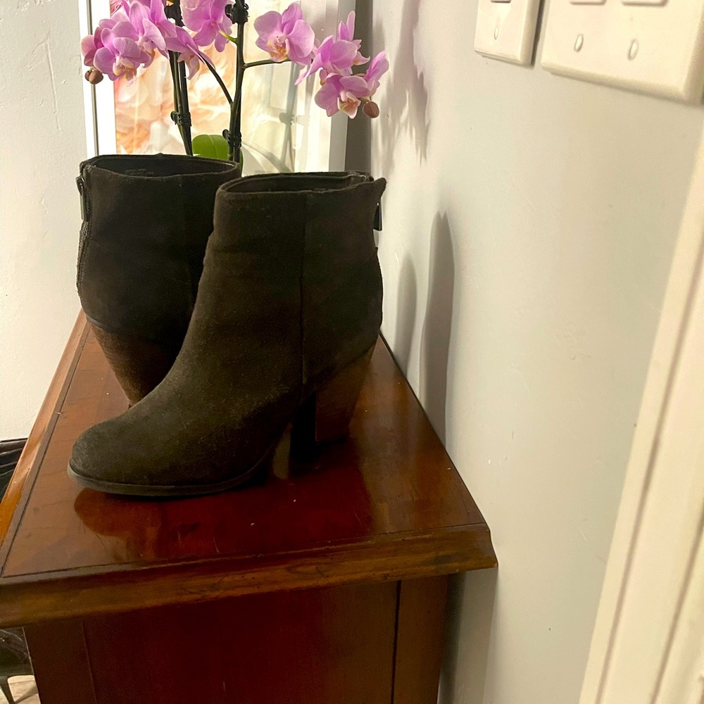 Arturo Chiang green booties size 8.5
